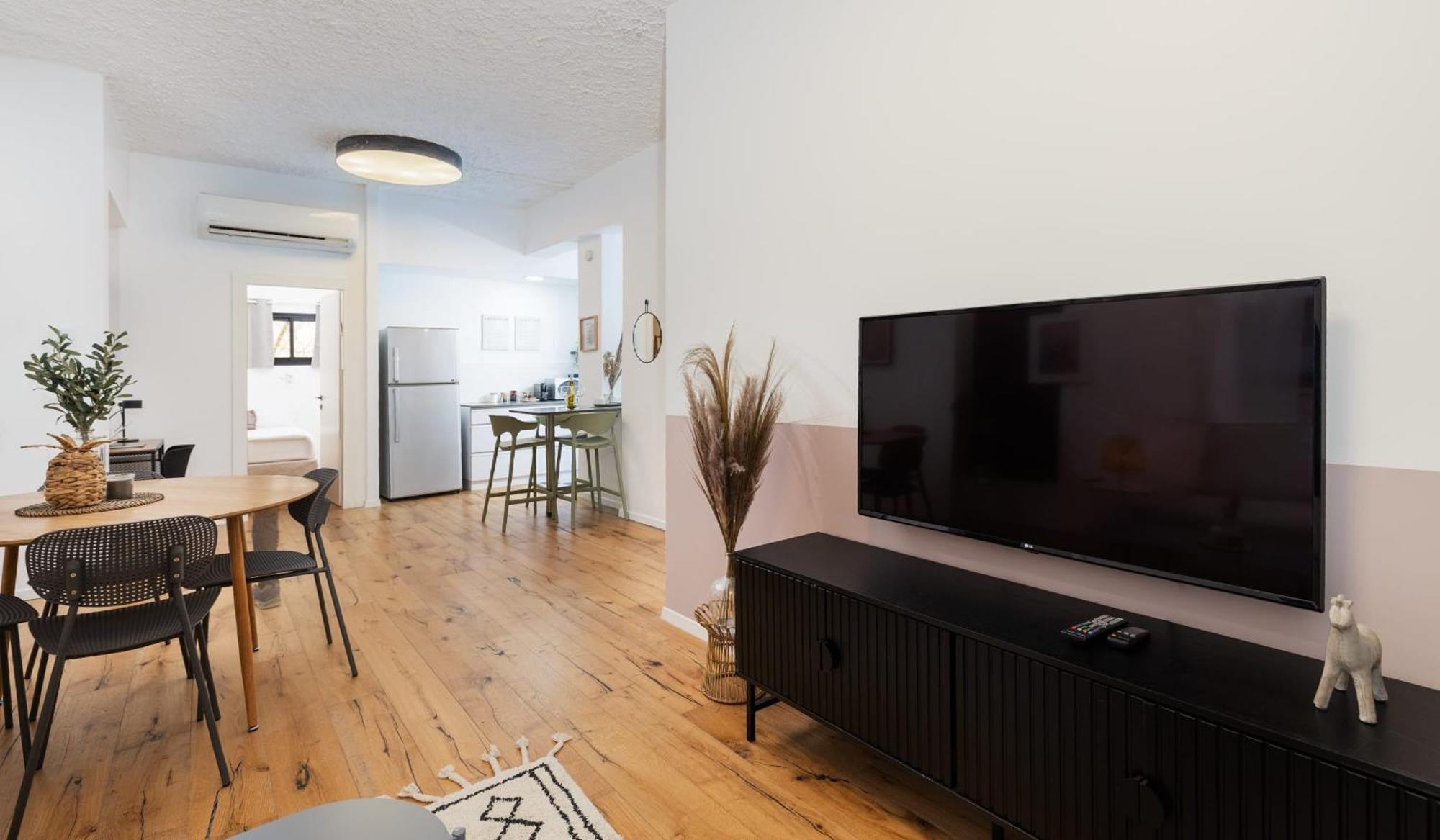 Apartment Near The & Modern